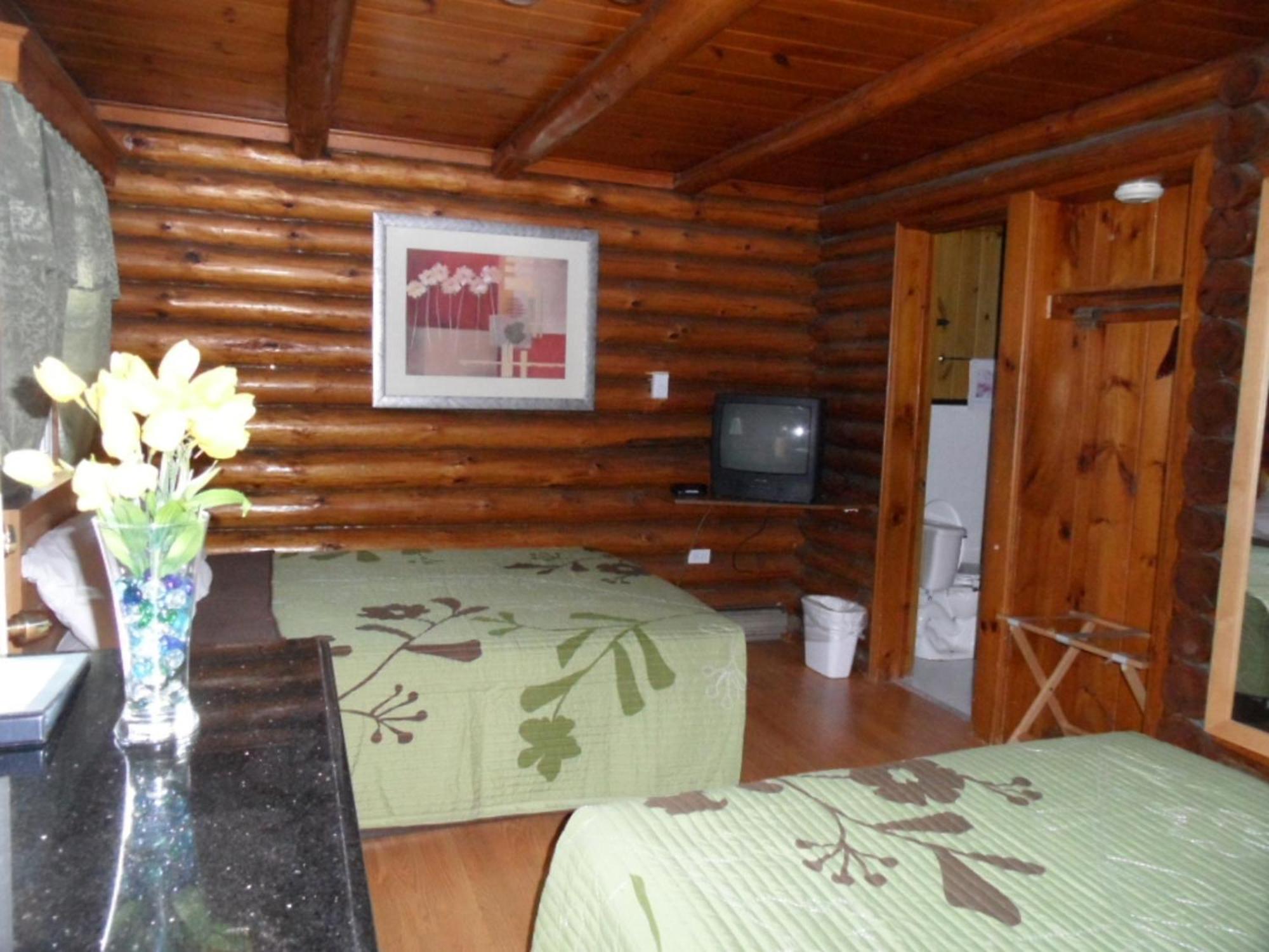 Seven Dwarfs Cabin - On The Brook Cabins Lake George Room photo