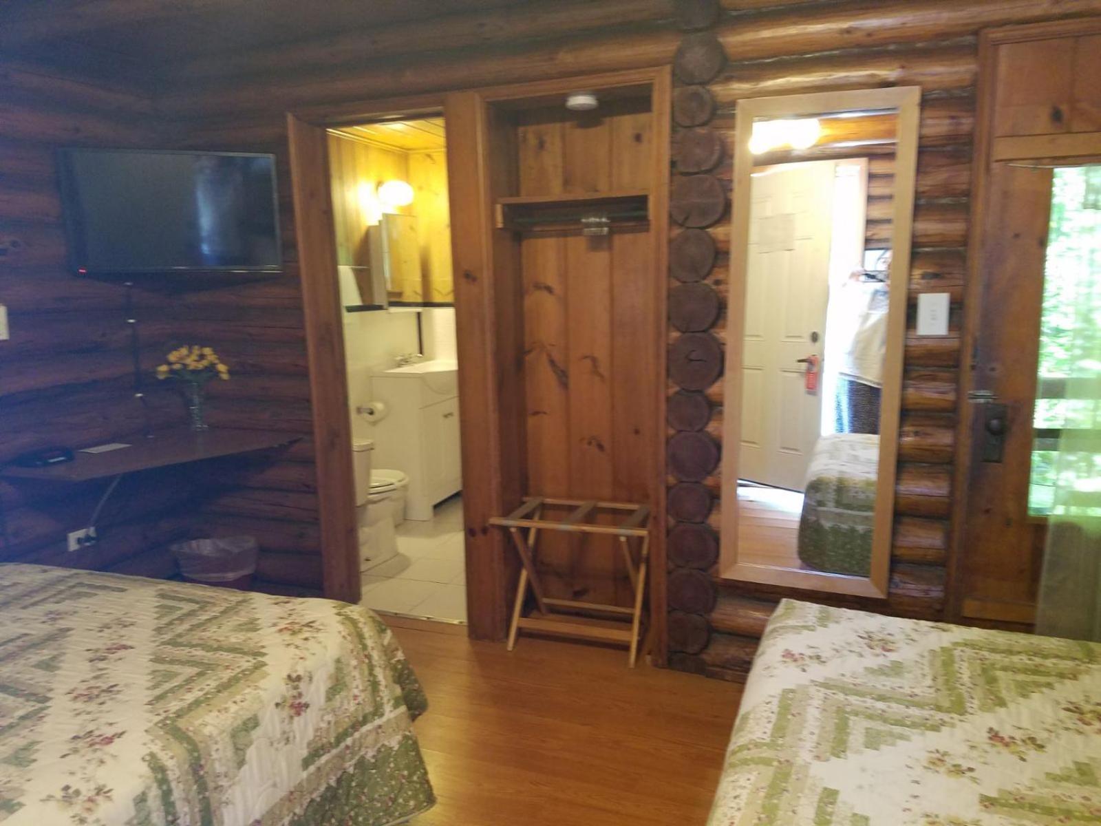 Seven Dwarfs Cabin - On The Brook Cabins Lake George Exterior photo